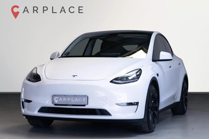 Hvid Tesla Model Y fra 2023 set udefra