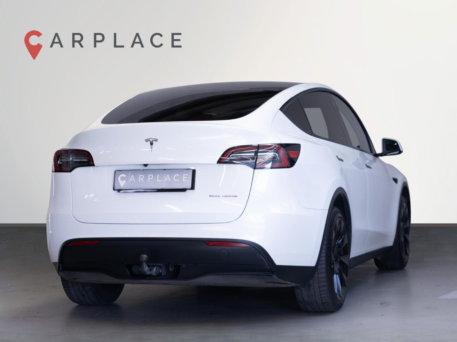 Hvid Tesla Model Y fra 2023