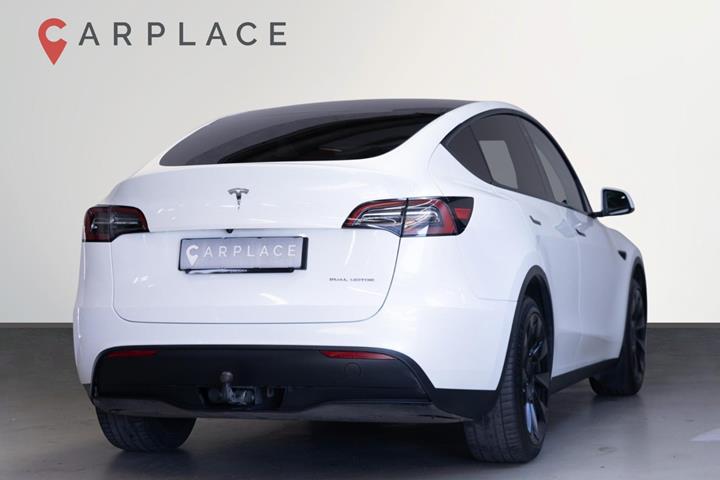 Hvid Tesla Model Y fra 2023