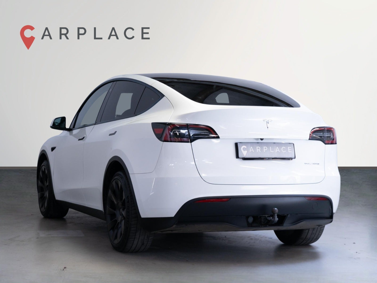 Hvid Tesla Model Y fra 2023
