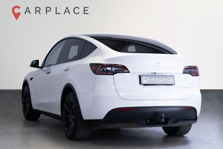 Hvid Tesla Model Y fra 2023