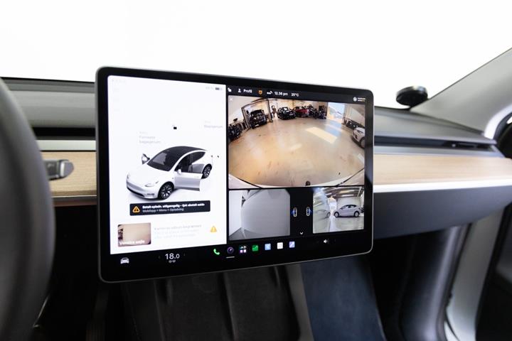 Hvid Tesla Model Y fra 2023