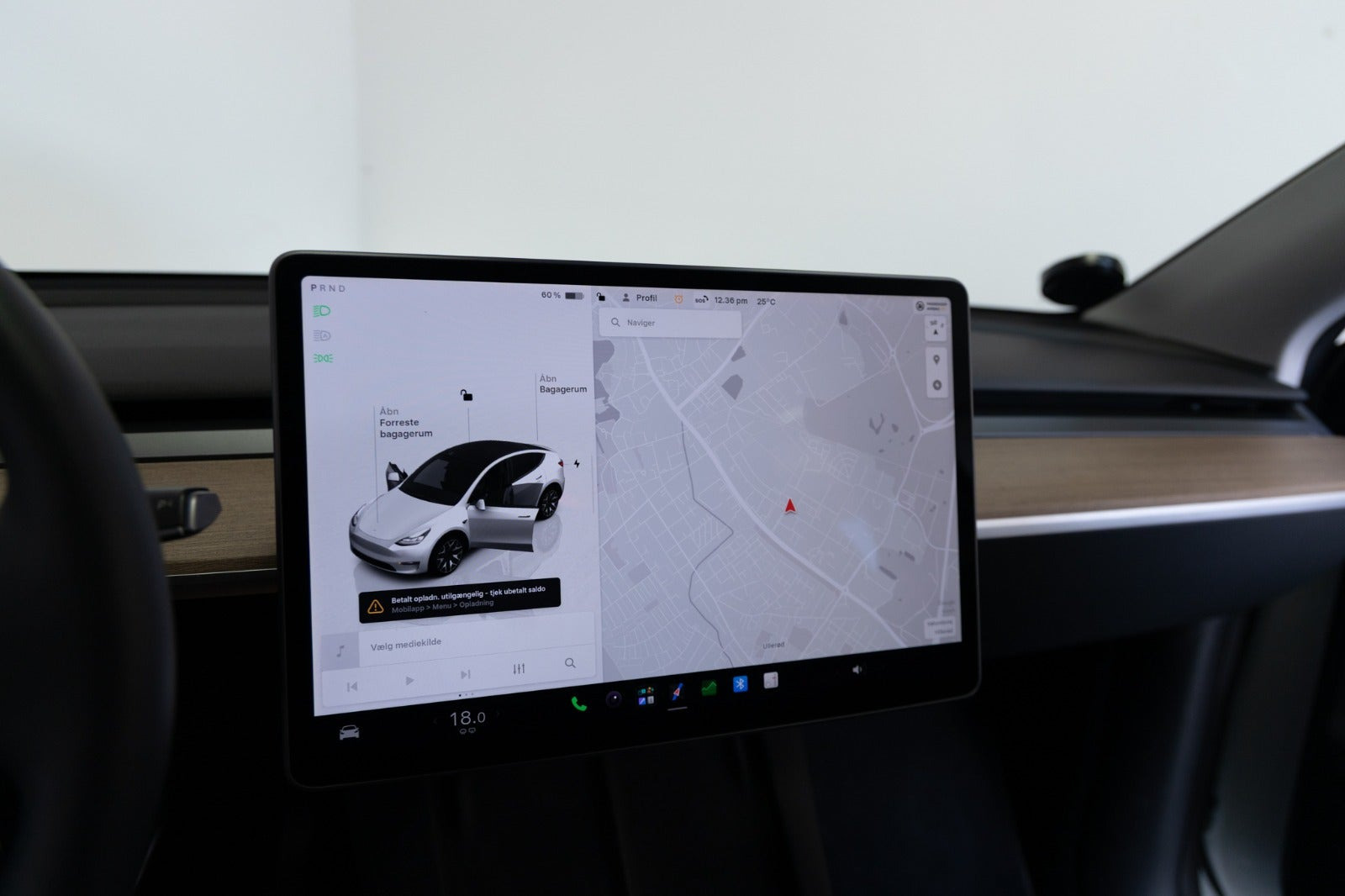 Hvid Tesla Model Y fra 2023