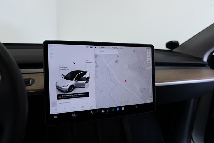 Hvid Tesla Model Y fra 2023