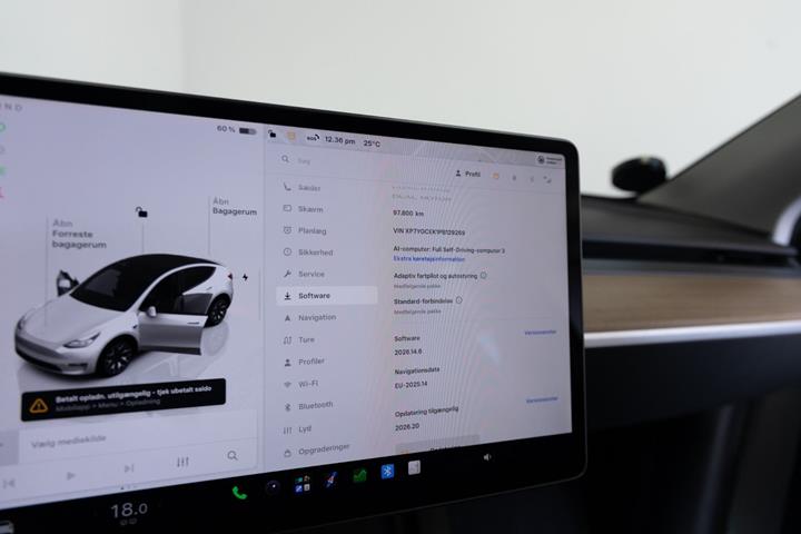 Hvid Tesla Model Y fra 2023