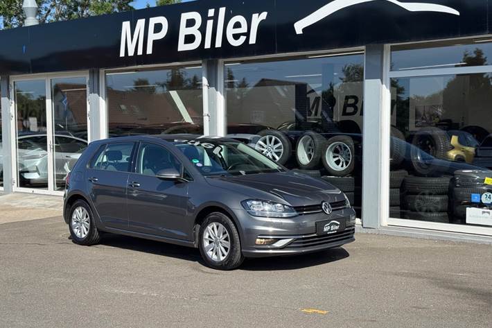 Grå VW Golf VII fra 2017