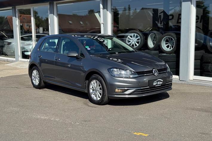 Grå VW Golf VII fra 2017