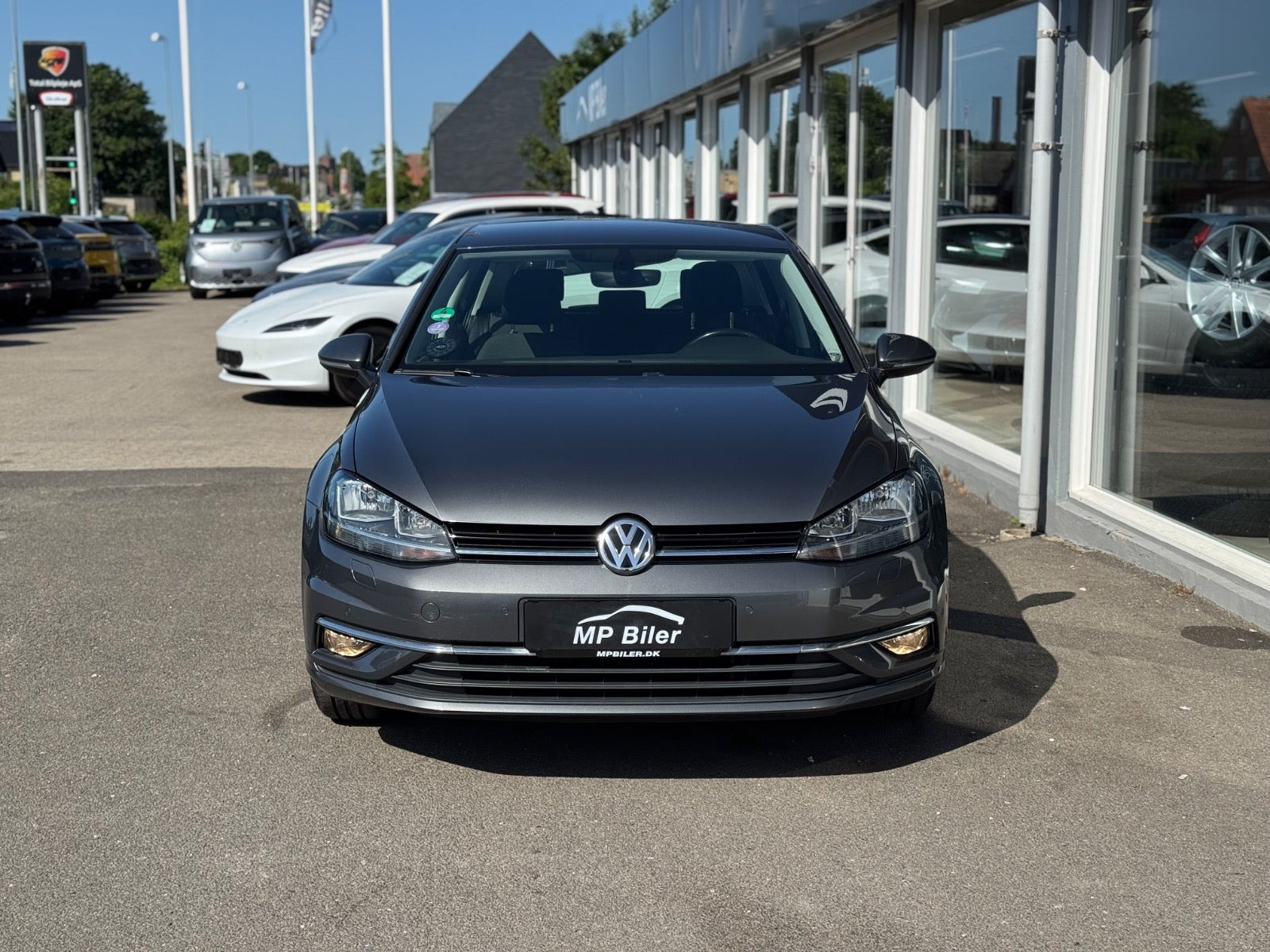 Grå VW Golf VII fra 2017