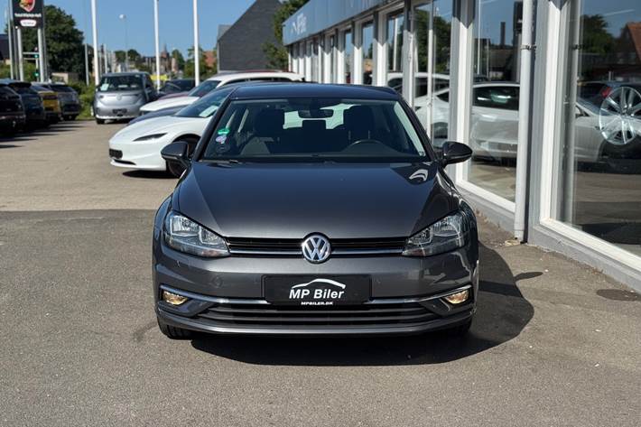 Grå VW Golf VII fra 2017