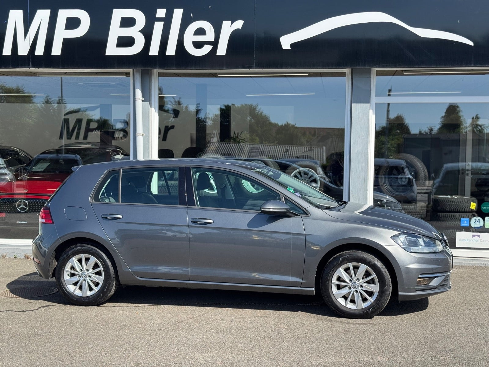 Grå VW Golf VII fra 2017