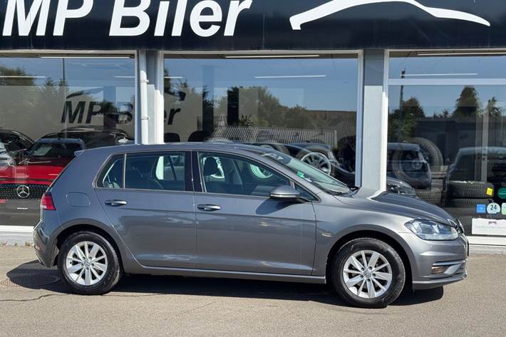 Grå VW Golf VII fra 2017