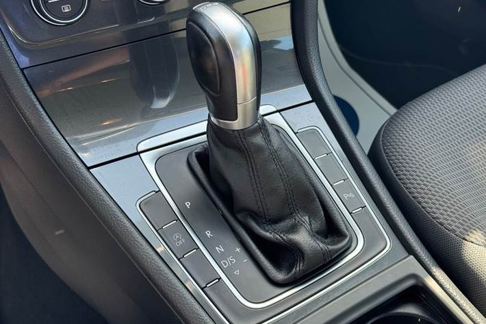 Grå VW Golf VII fra 2017