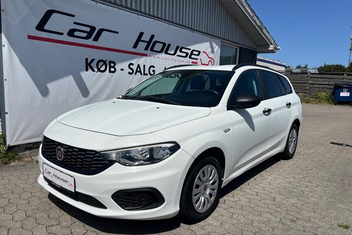 Hvid Fiat Tipo fra 2017 set udefra