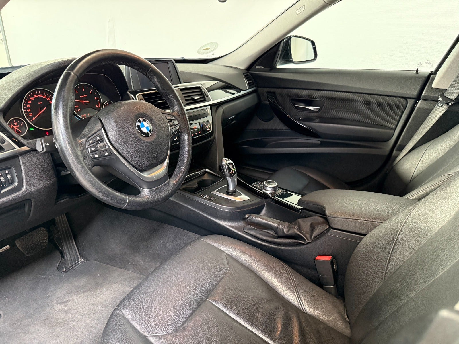 Sort BMW 320d fra 2018