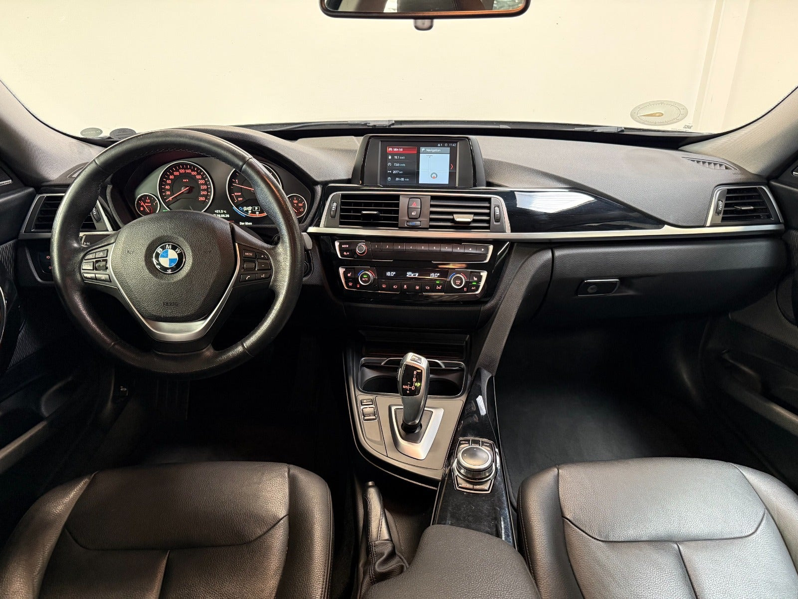 Sort BMW 320d fra 2018