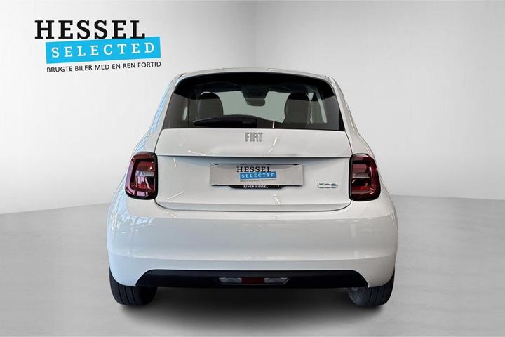 Hvid Fiat 500e fra 2023