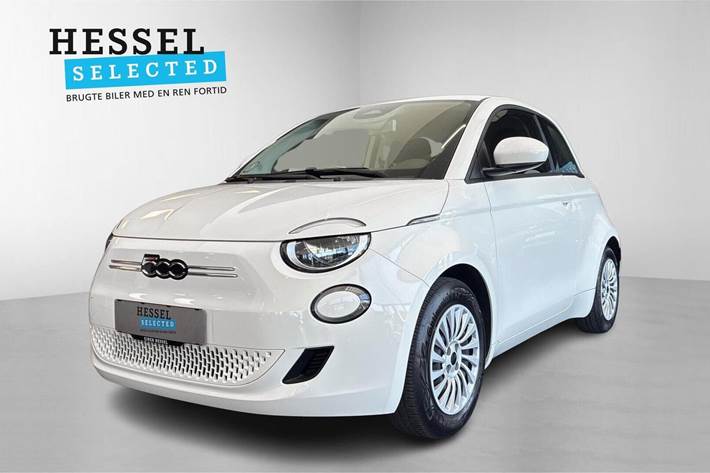 Hvid Fiat 500e fra 2023 set udefra