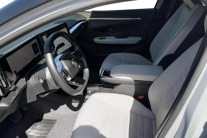Grå Renault Megane E-Tech fra 2022