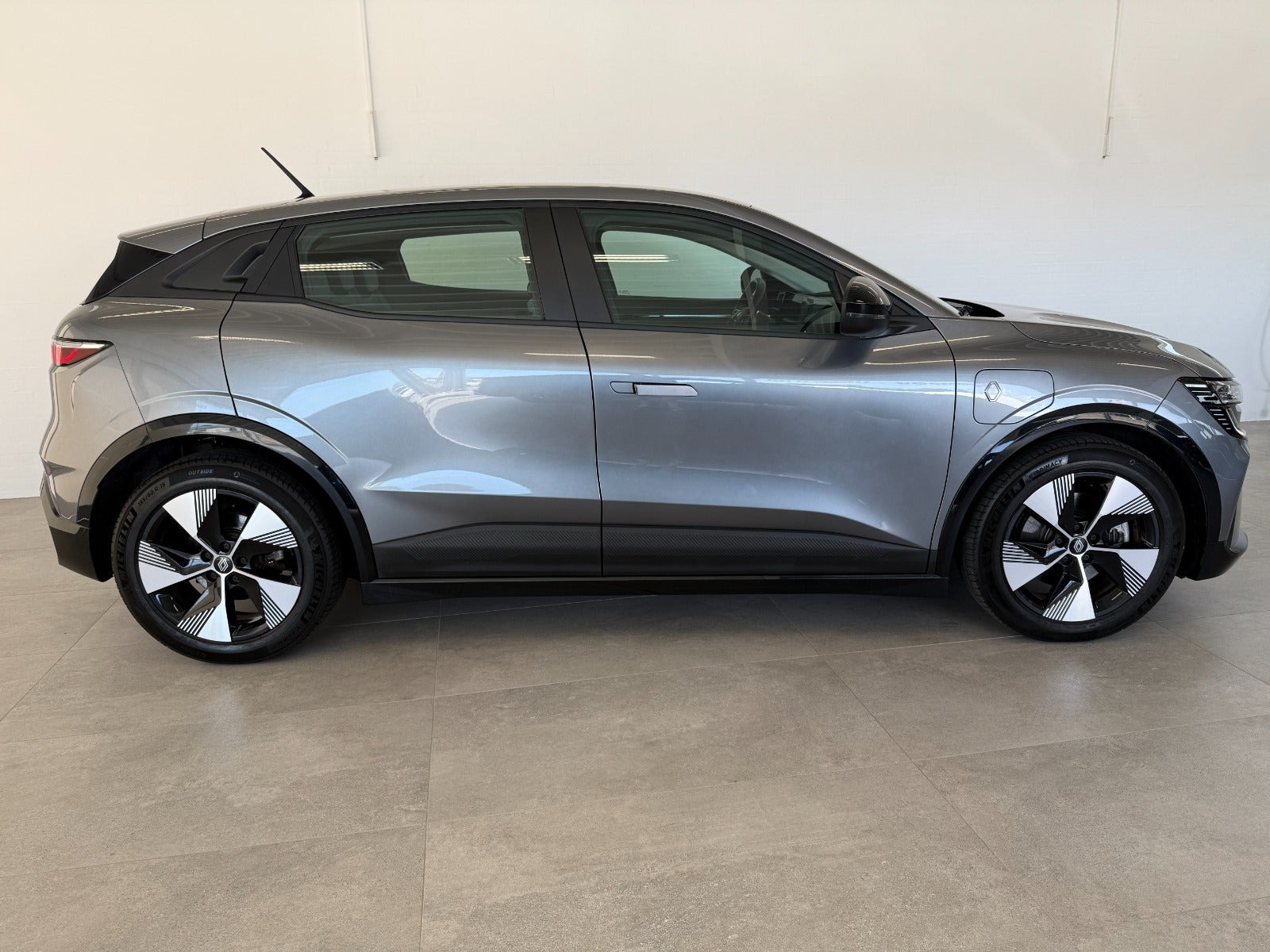 Grå Renault Megane E-Tech fra 2023