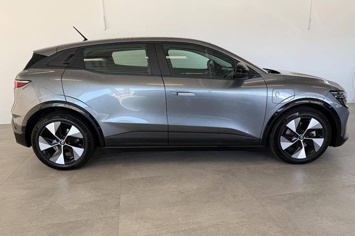Grå Renault Megane E-Tech fra 2023