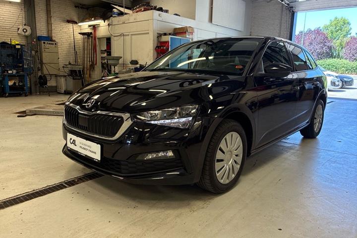 Sort Skoda Scala fra 2022 set udefra