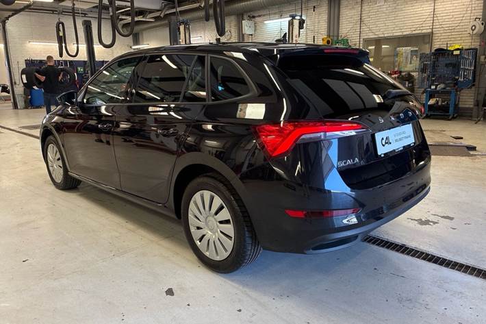 Sort Skoda Scala fra 2022