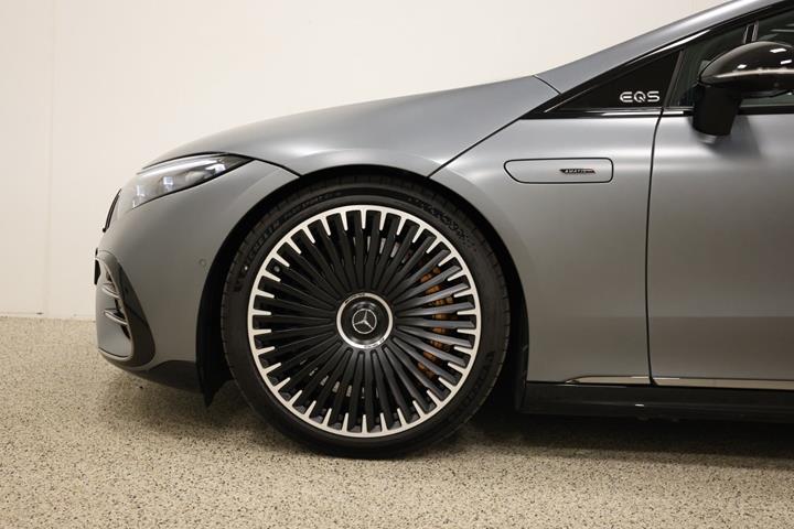 Grå Mercedes EQS53 fra 2023 set udefra