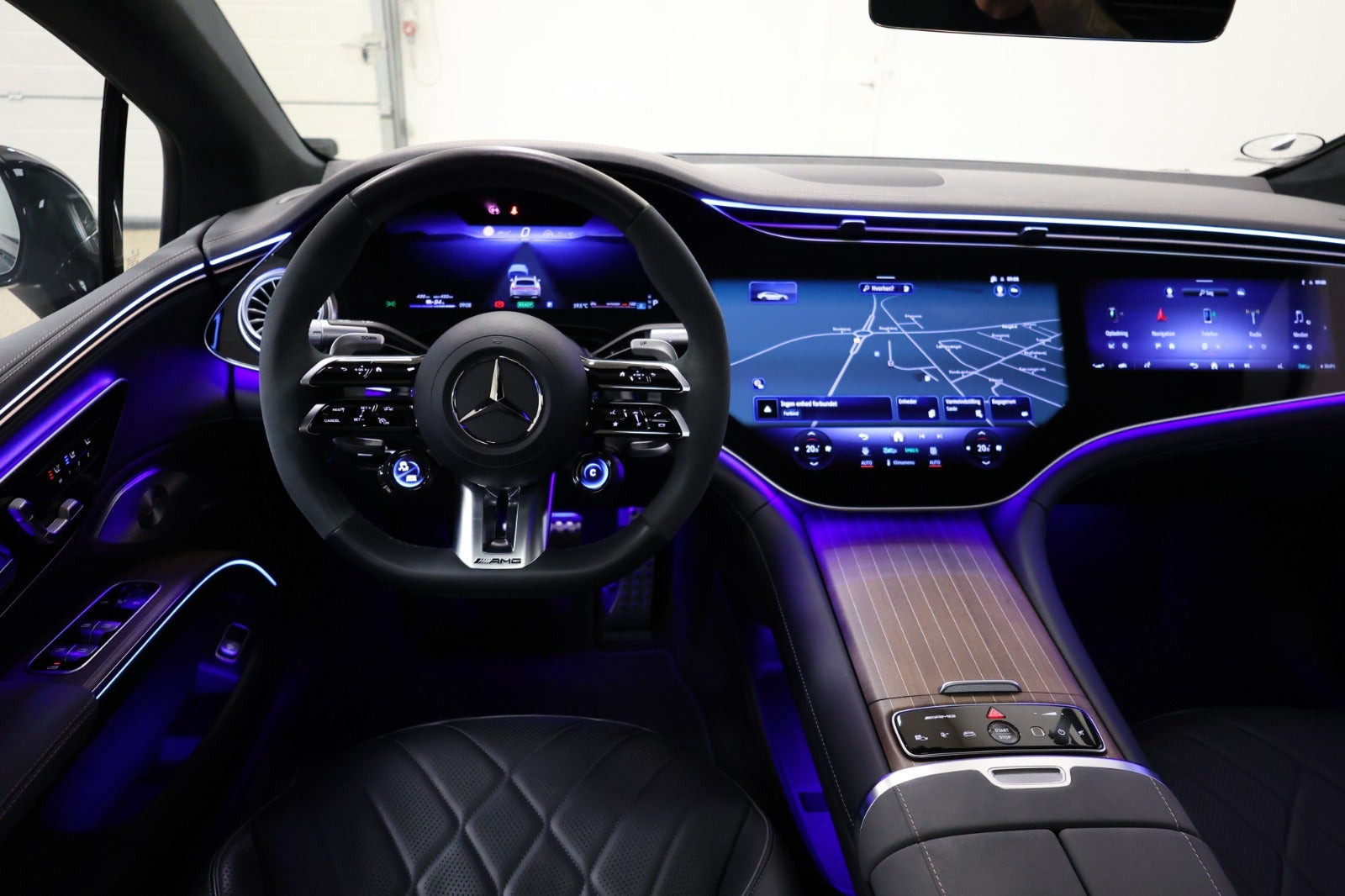 Grå Mercedes EQS53 fra 2023 set indefra