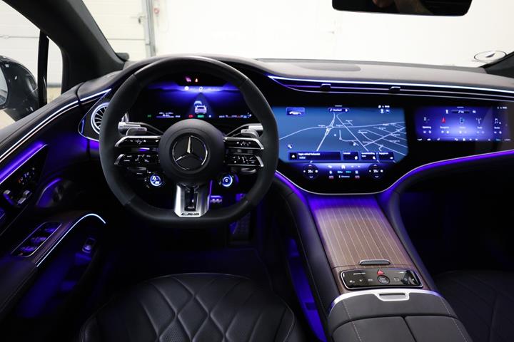 Grå Mercedes EQS53 fra 2023 set indefra