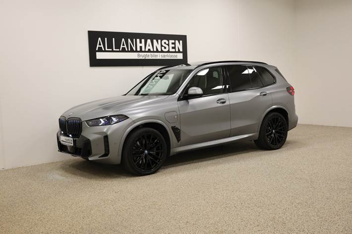 Grå BMW X5 fra 2023 set udefra