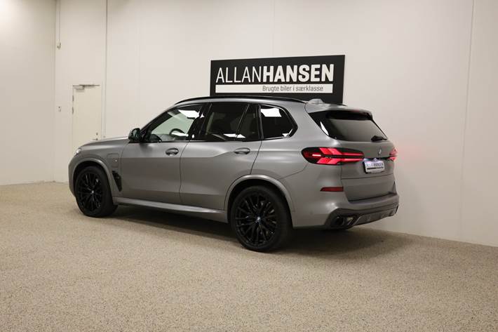 Grå BMW X5 fra 2023