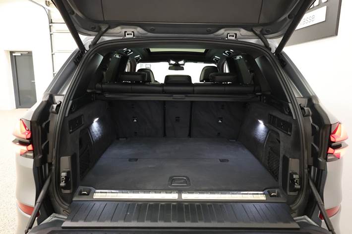 Grå BMW X5 fra 2023