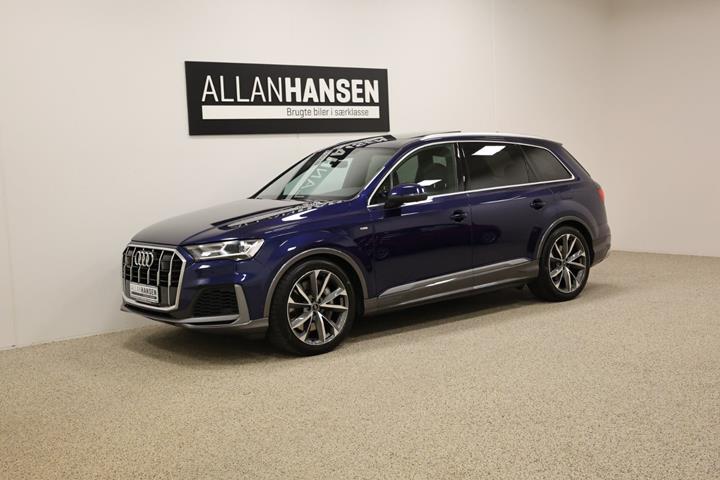 Blå Audi Q7 fra 2023 set udefra