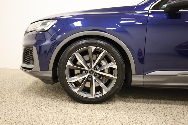 Blå Audi Q7 fra 2023