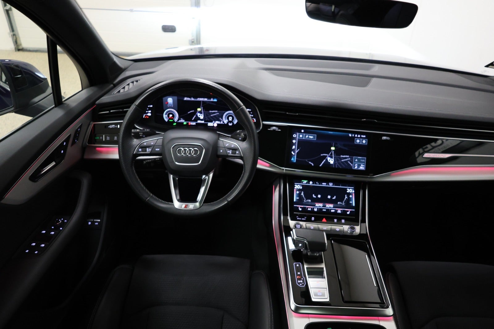 Blå Audi Q7 fra 2023