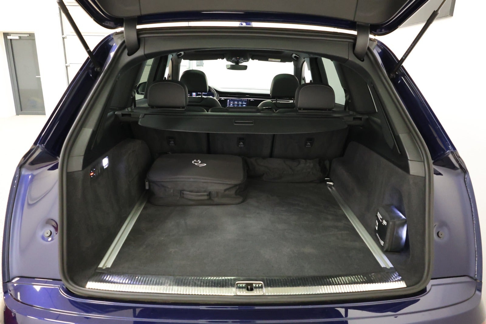 Blå Audi Q7 fra 2023