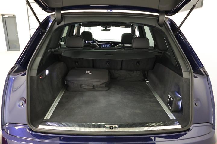 Blå Audi Q7 fra 2023