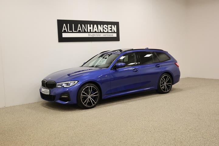 Blå BMW 330e fra 2021 set udefra