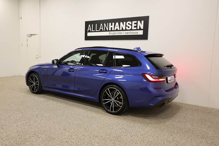 Blå BMW 330e fra 2021