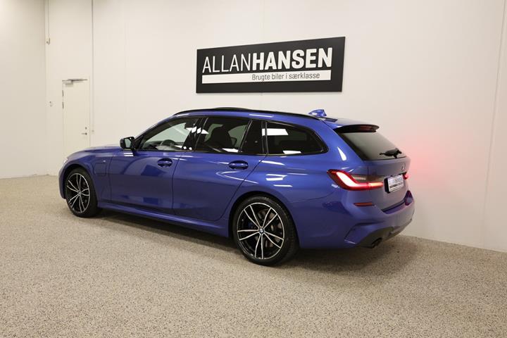 Blå BMW 330e fra 2021