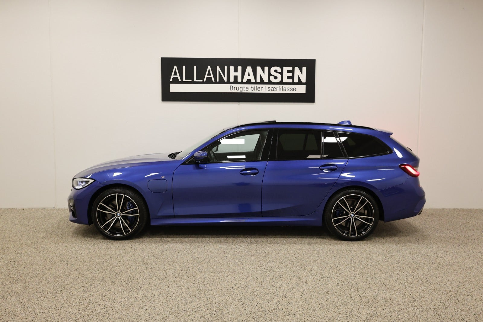 Blå BMW 330e fra 2021