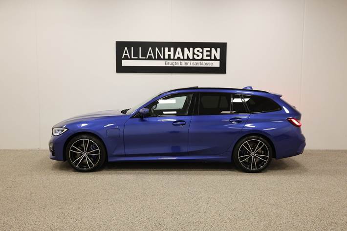 Blå BMW 330e fra 2021
