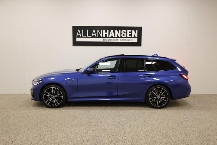 Blå BMW 330e fra 2021