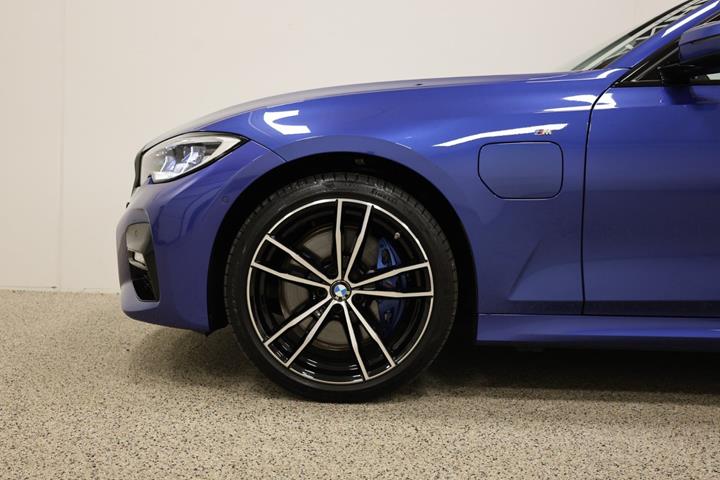 Blå BMW 330e fra 2021