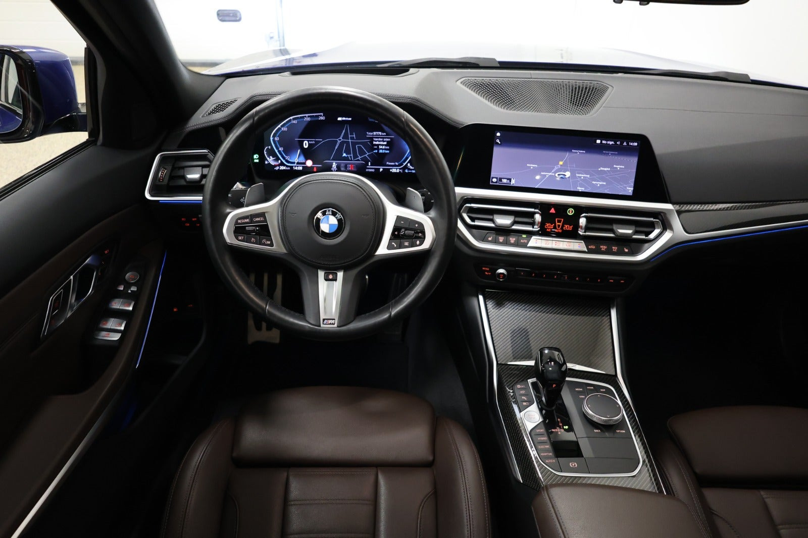 Blå BMW 330e fra 2021