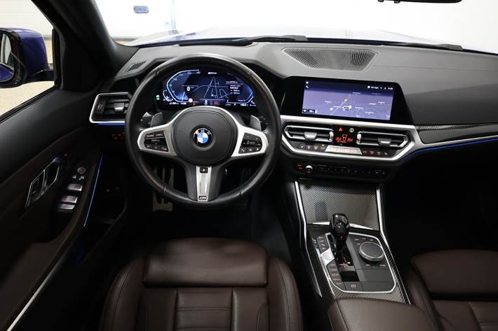 Blå BMW 330e fra 2021