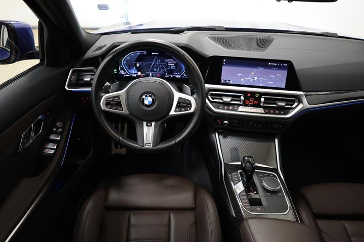 Blå BMW 330e fra 2021