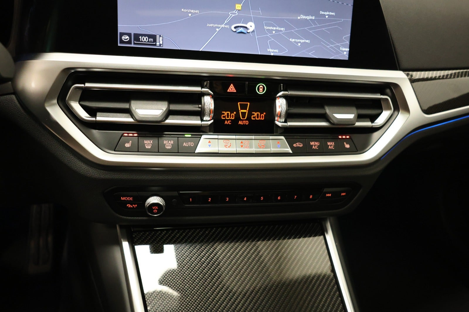 Blå BMW 330e fra 2021