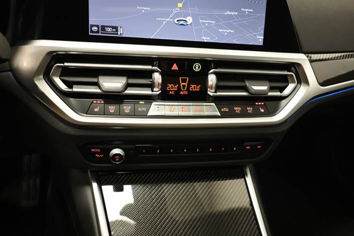 Blå BMW 330e fra 2021