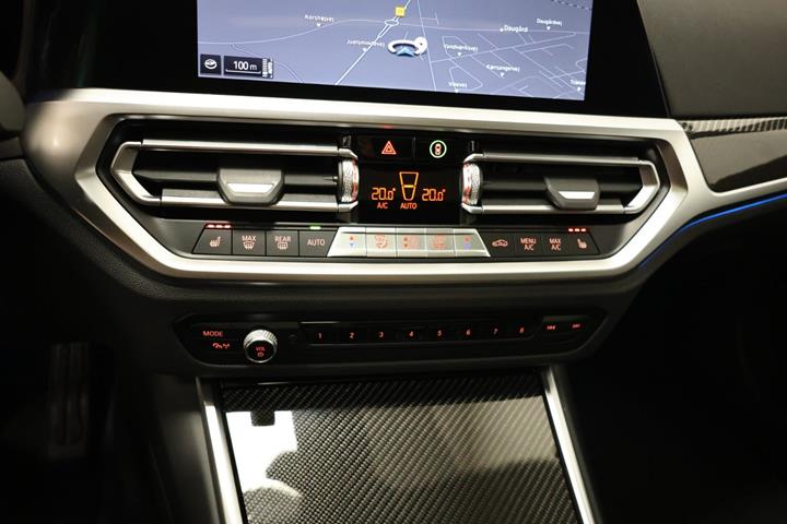 Blå BMW 330e fra 2021